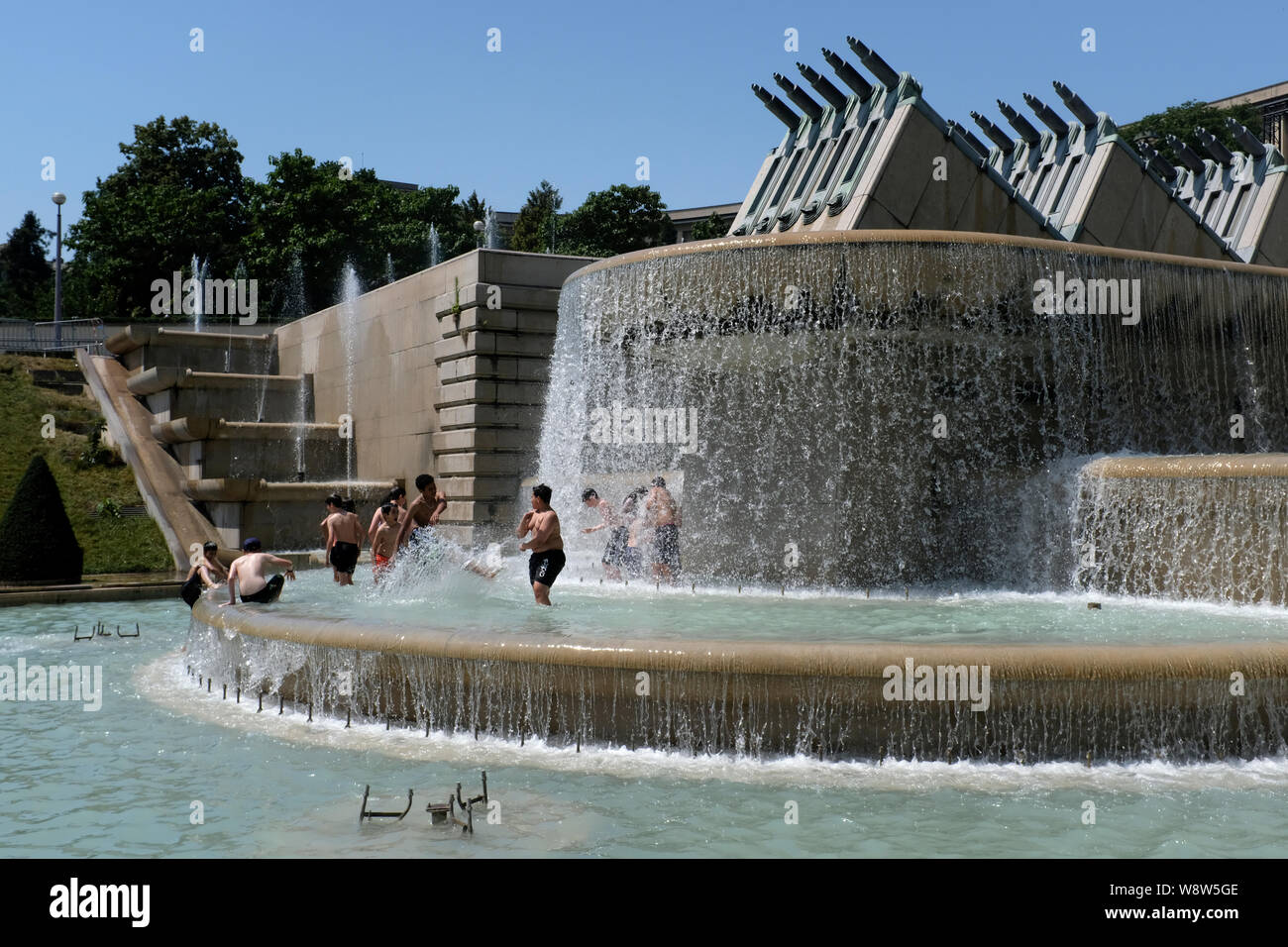 Los parisinos mantener refrigerado en las fuentes de los jardines de Trocadéro en París, Francia, durante una ola de calor Foto de stock