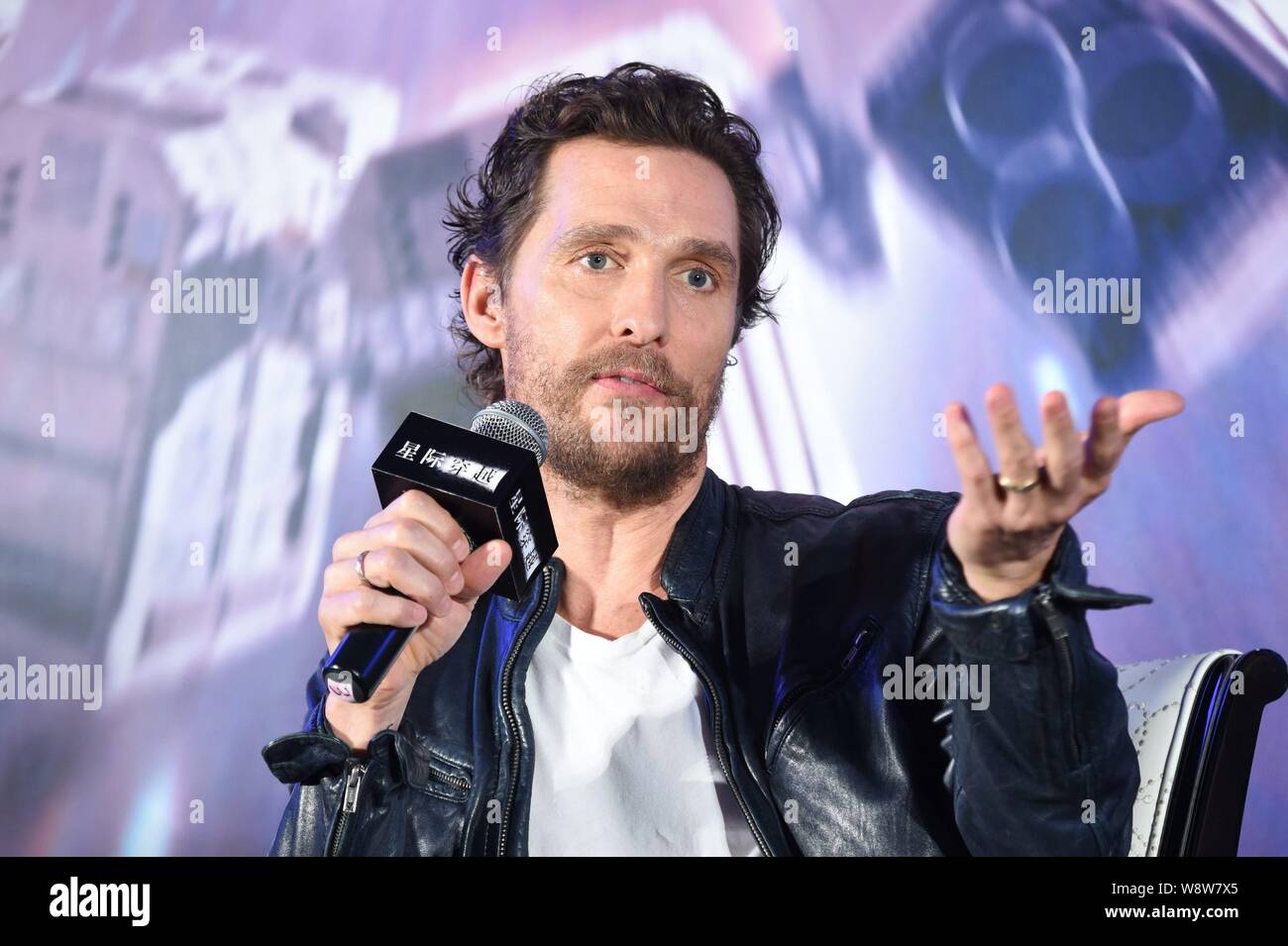 El actor estadounidense Matthew McConaughey, habla durante una conferencia de prensa para su nueva película 'Interstellar' en Shanghai, China, 10 de noviembre de 2014. Foto de stock