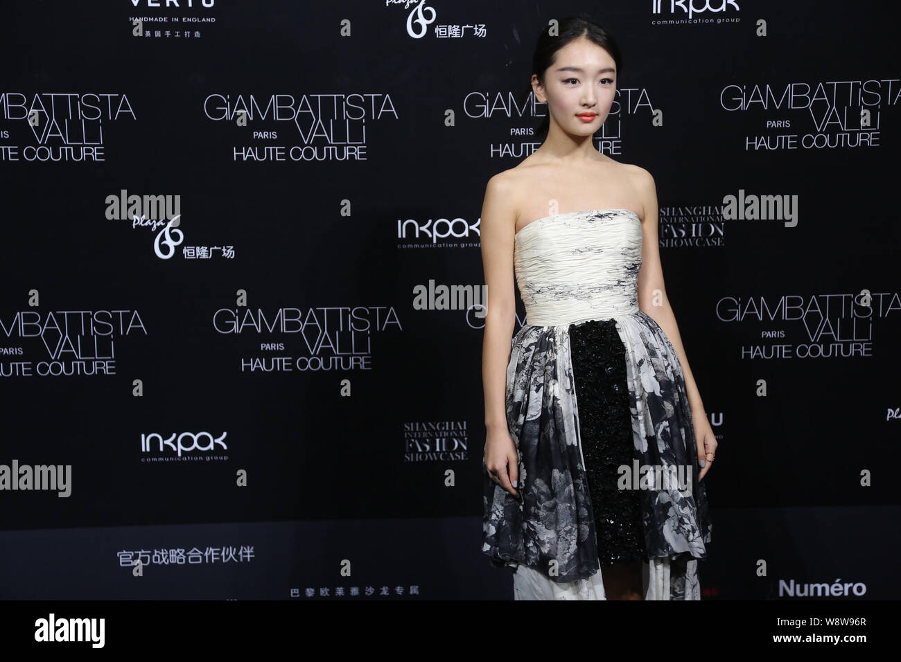 La actriz china Zhou Dongyu plantea ante el Giambattista Valli Haute Couture Fashion show durante la Semana de la moda de Shanghai Primavera/Verano 2015 en Shan Foto de stock