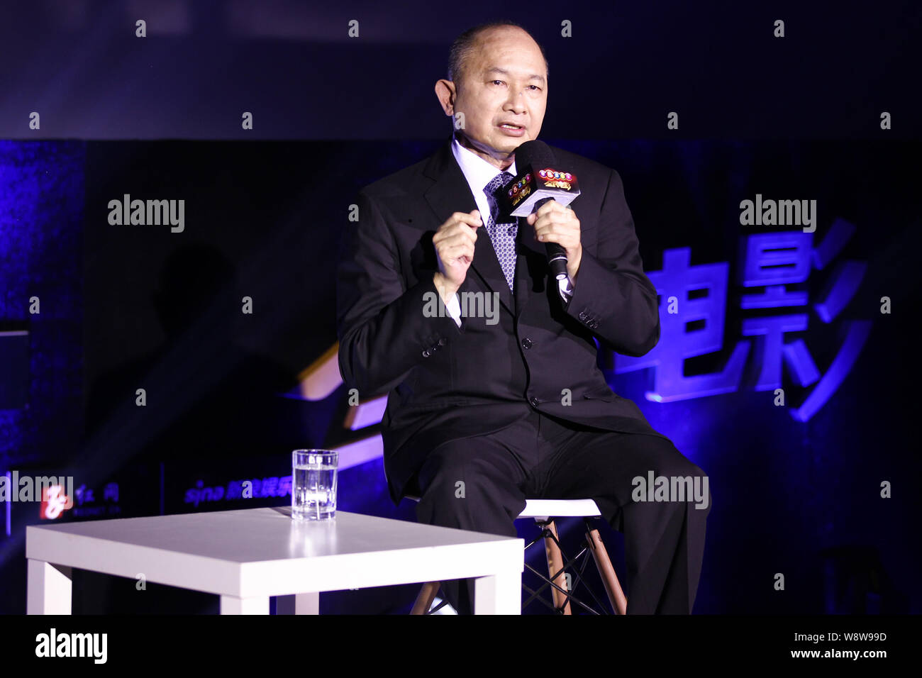 Director de Hong Kong John Woo habla en una conferencia para el proyecto de la película china CEE experiencia de entretenimiento (China) en Beijing, China, 11 de octubre de 2014. Foto de stock