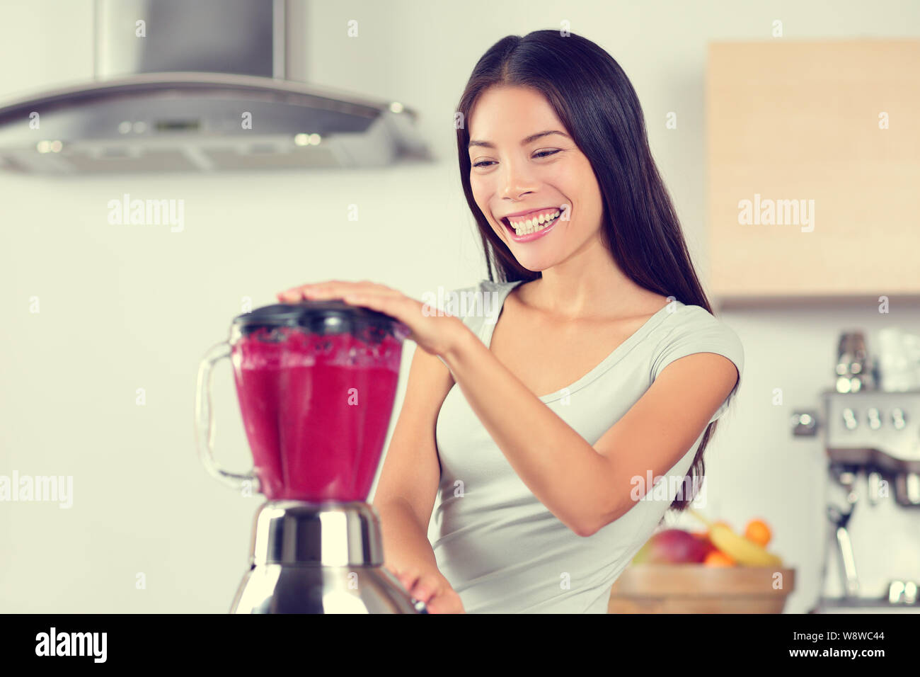 Mujer haciendo batidos batido con la batidora. Comer sano Mujer haciendo batidos batido con la batidora. Comer sano