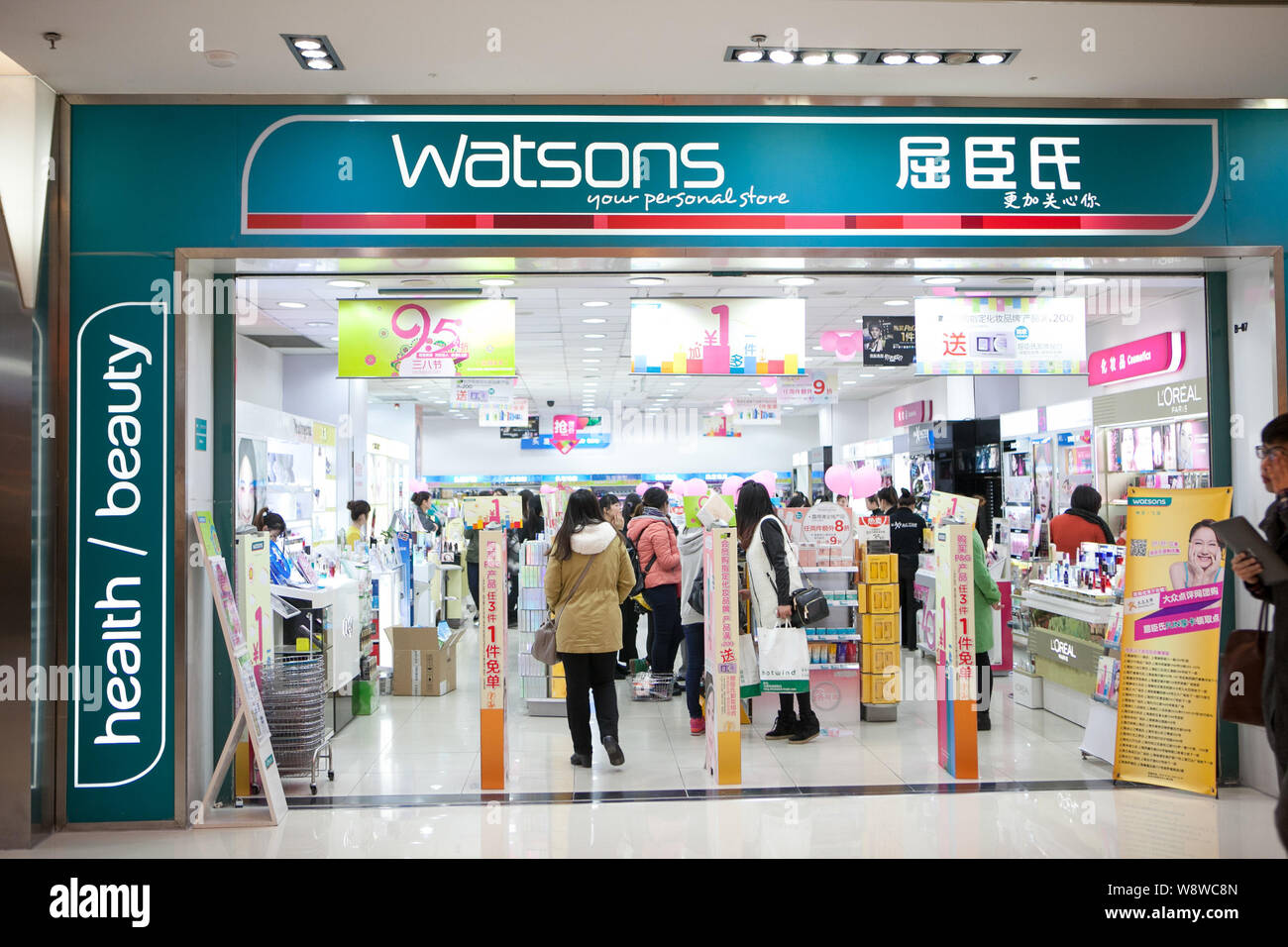 https://c8.alamy.com/compes/w8wc8n/archivo-clientes-comprar-en-una-tienda-de-watsons-en-un-centro-comercial-de-shanghai-china-5-de-marzo-de-2014-magnate-asiatico-li-ka-shing-vendera-cerca-de-un-25-por-c-w8wc8n.jpg