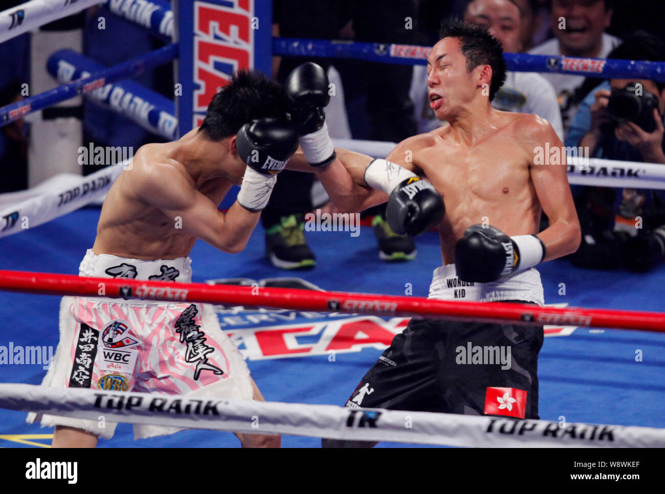 Rex Tso de China, Hong Kong, derecho, peleas con el Mako Matsuyama del  Japón durante su super ligera de combate de boxeo de anillo de oro en el  campeonato mundial Fotografía de