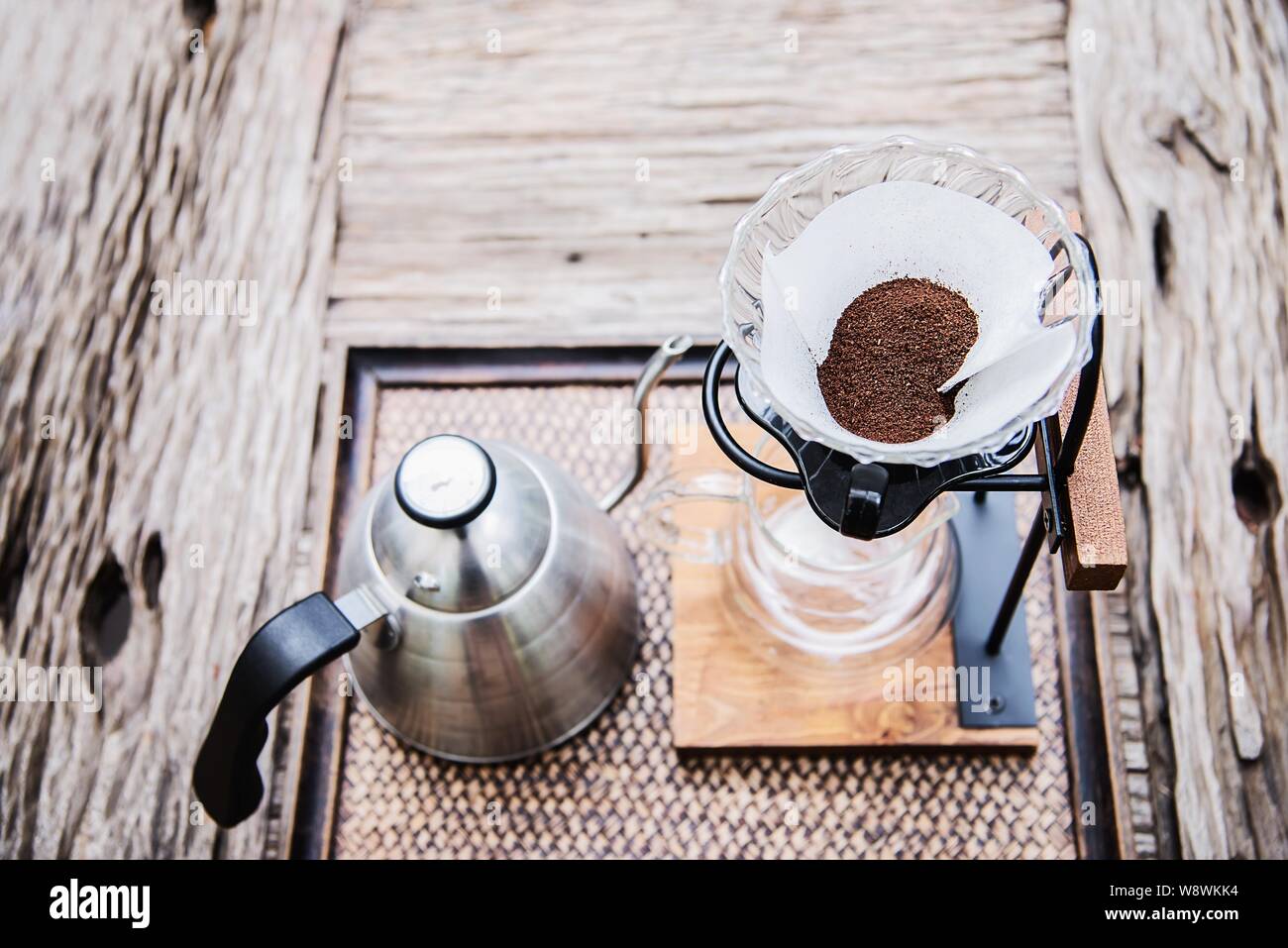 Hacer café por goteo en vintage cafetería con jardín verde naturaleza de  fondo - café fresco en concepto de naturaleza Fotografía de stock - Alamy