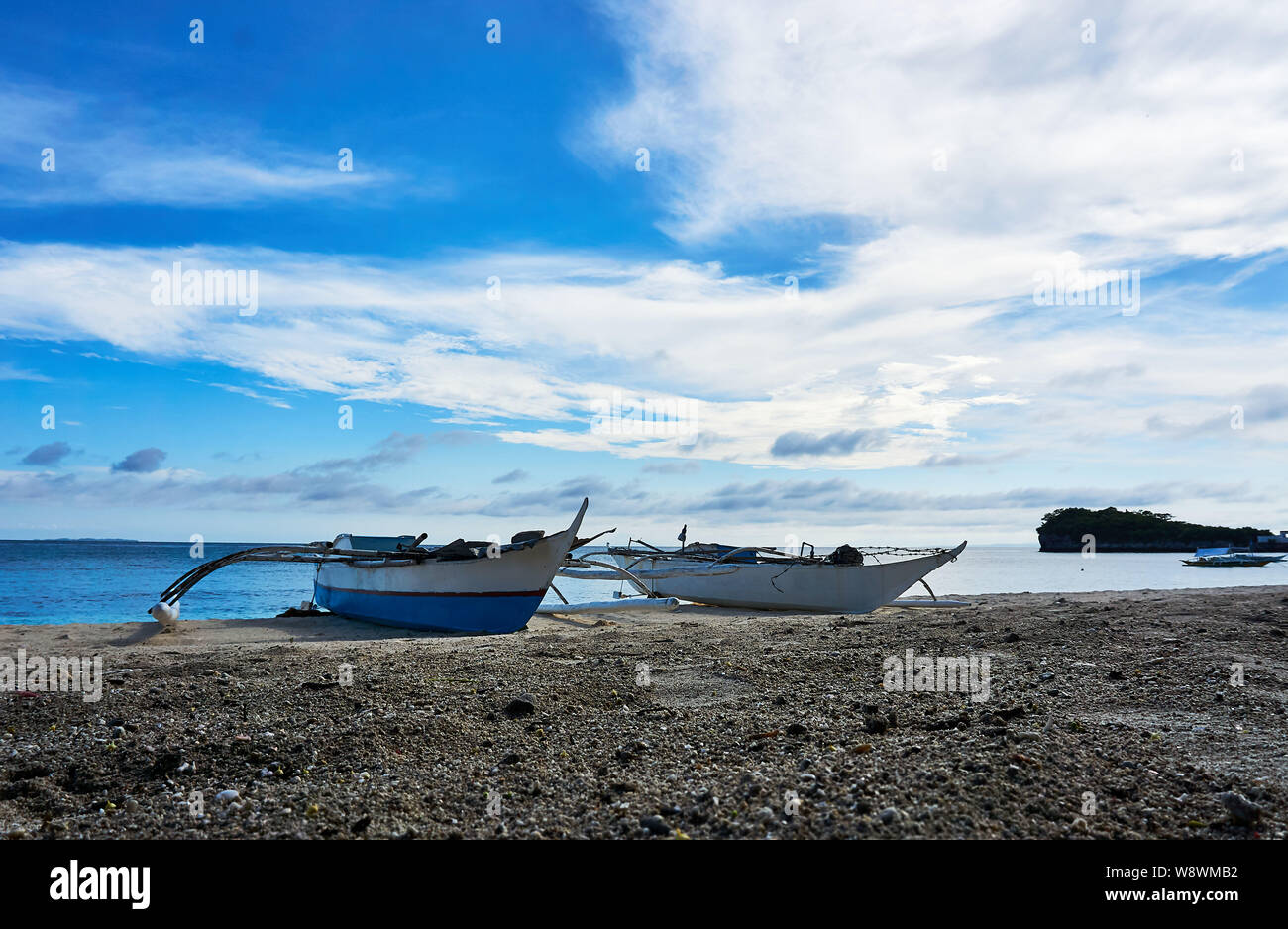 Botes en la playa en Malapascua. Filipinas. Foto de stock
