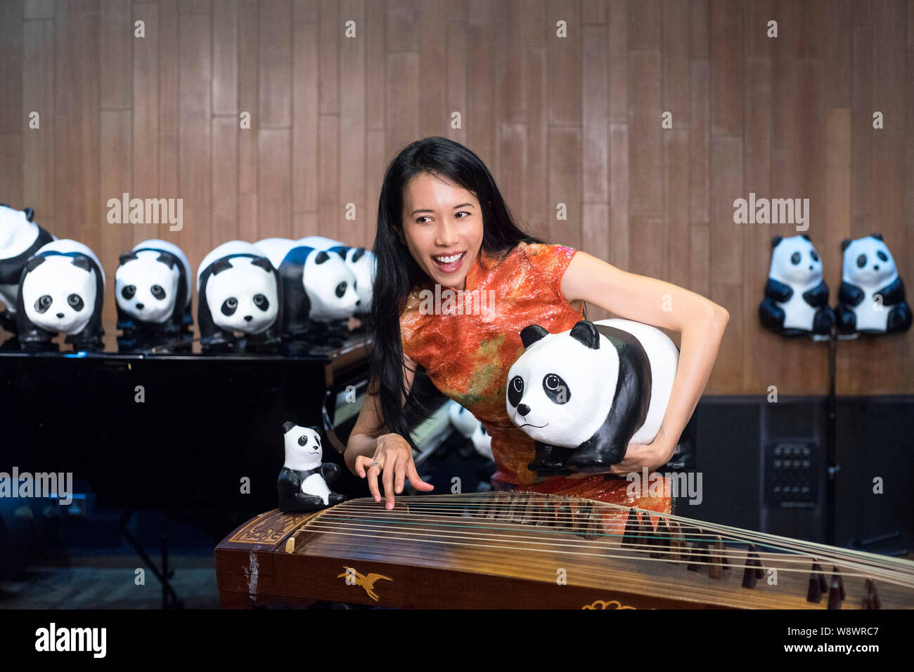 Hong Kong la actriz y cantante Karen Mok reproduce el Guzheng, una