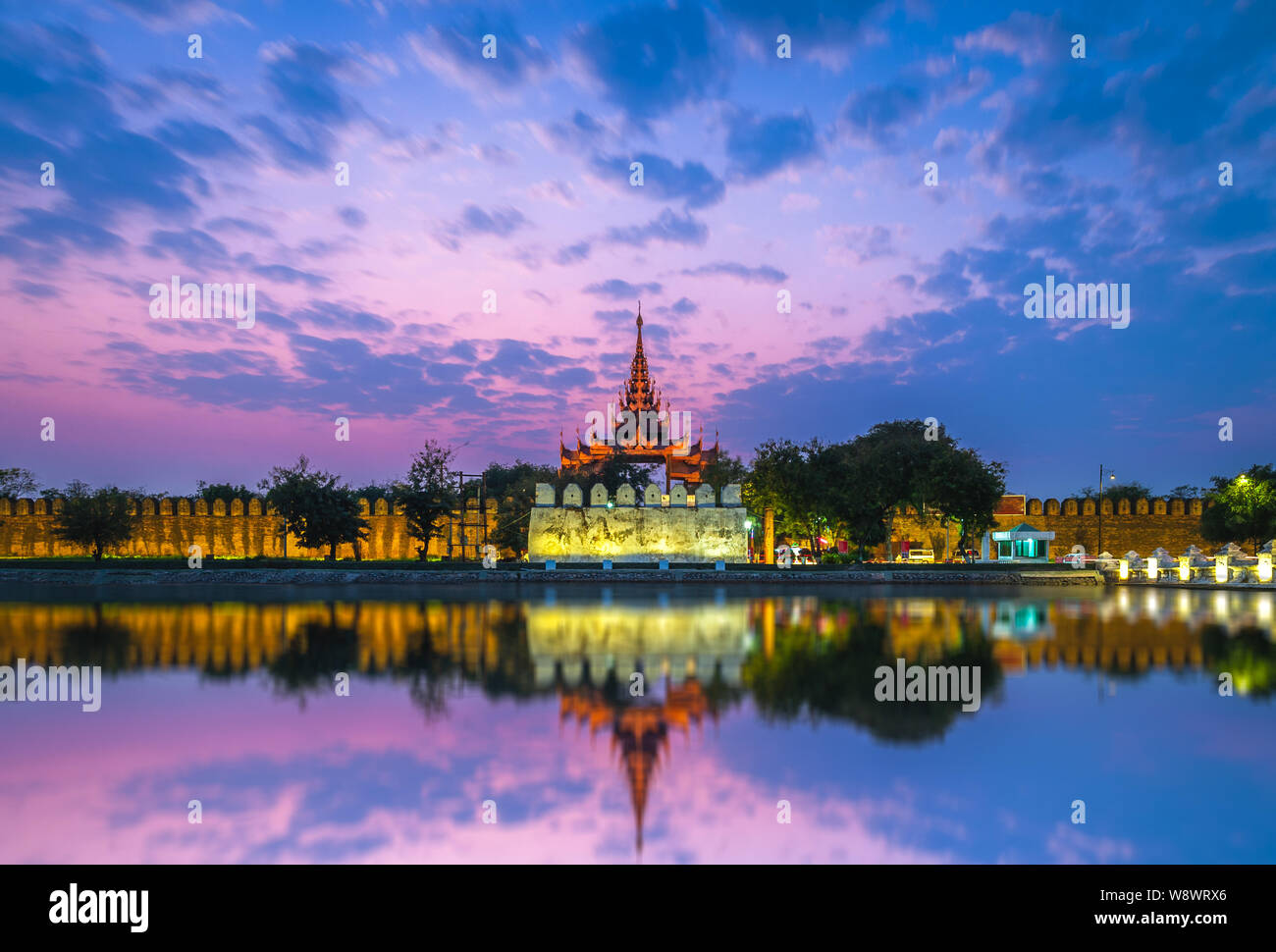 Vista nocturna del Palacio de Mandalay en Myanmar Foto de stock