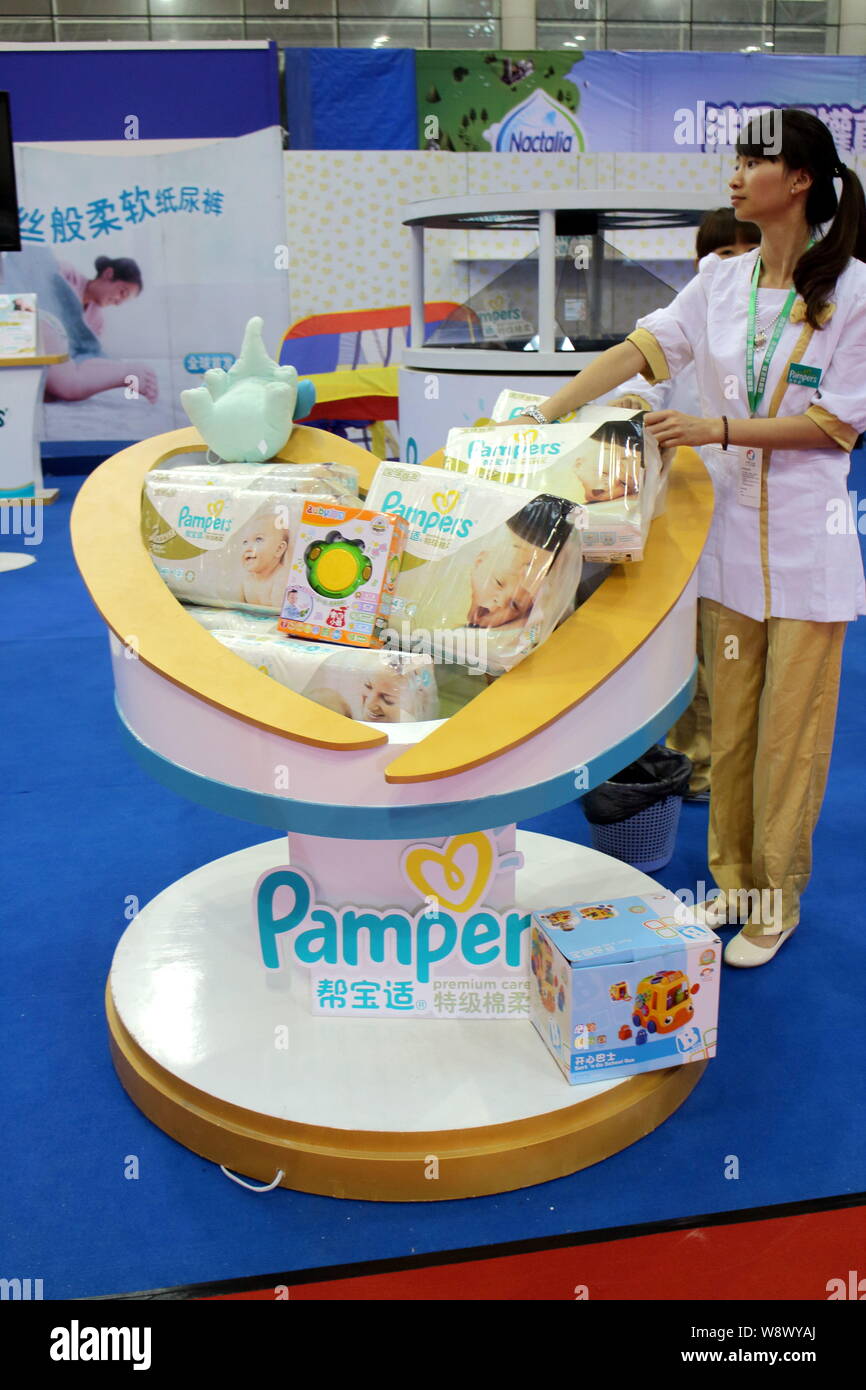 FILE--Un empleado es visto en el stand de Pampers pañales infantiles de Procter  & Gamble (P&G) en una feria en la ciudad de Fuzhou, Fujian provinc sudeste  Chinas Fotografía de stock -