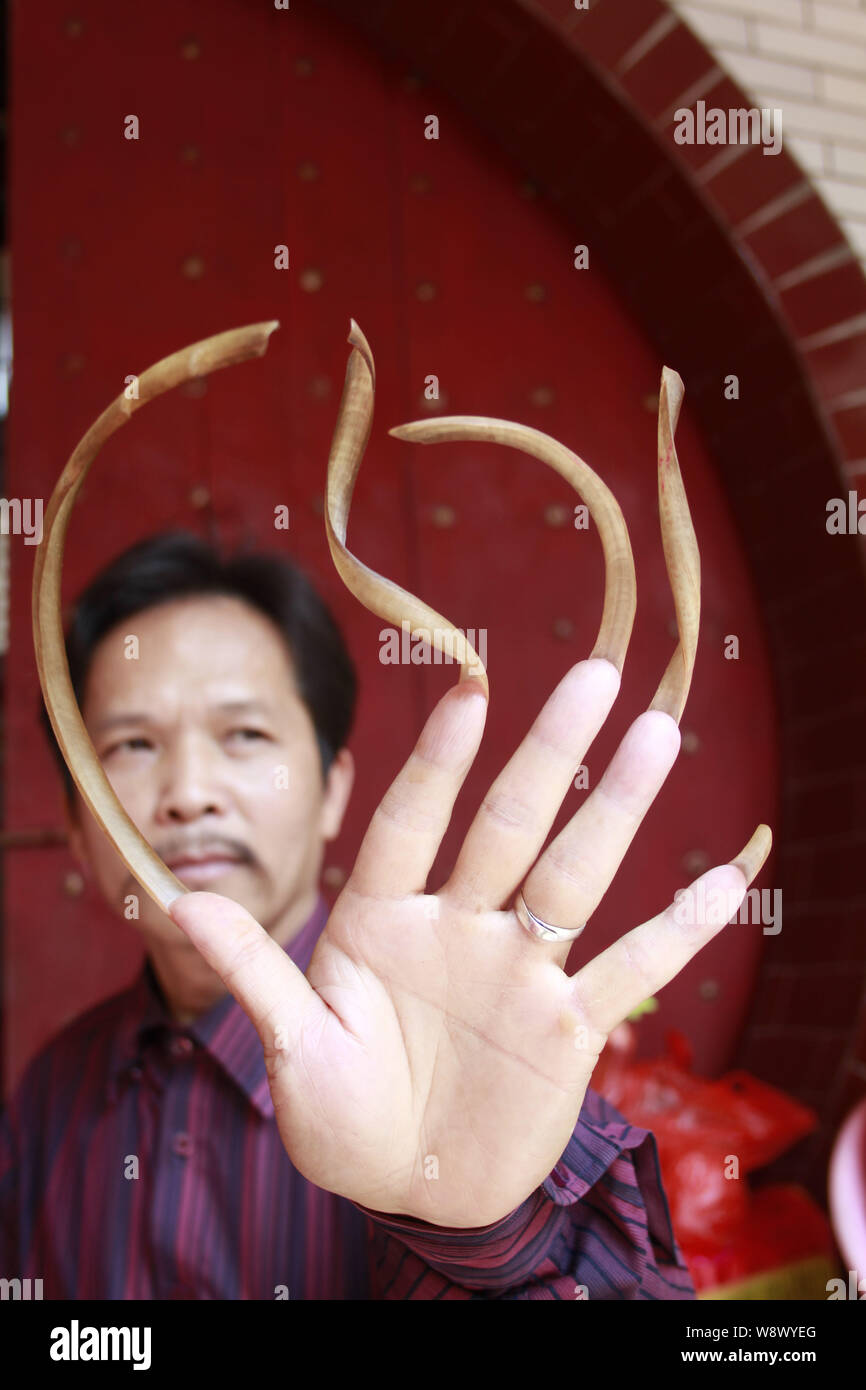 Long fingernails china fotografías e imágenes de alta resolución - Alamy