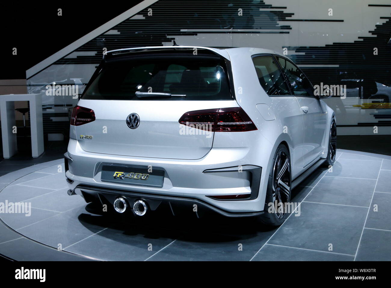 Un Volkswagen Golf R400 aparece en la pantalla durante la 13ª Exposición  automotriz internacional de Beijing, también conocido como Auto China 2014,  en Beijing, el mentón Fotografía de stock - Alamy