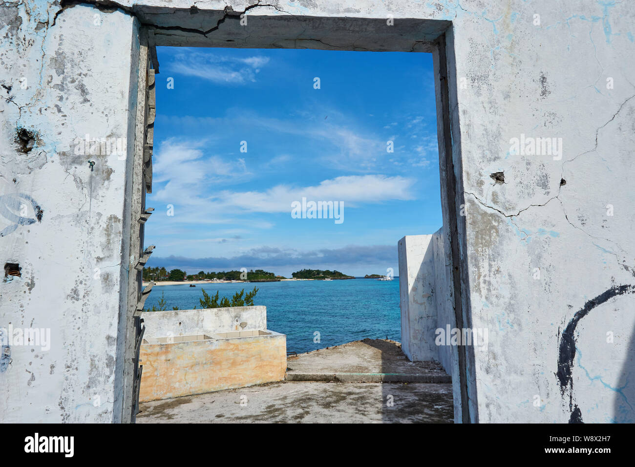 Hotel abandonado en el norte de Malapascua junto a la playa. Foto de stock