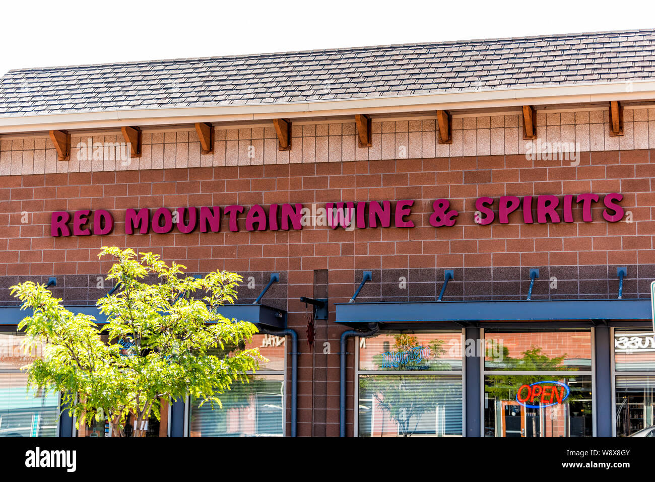 Glenwood Springs, EE.UU. - 29 de junio, 2019: Shopping Park Meadows Mall  edificios alcohol tienda llamada Montaña Roja vino y bebidas alcohólicas en  la ciudad de Colorado Fotografía de stock - Alamy