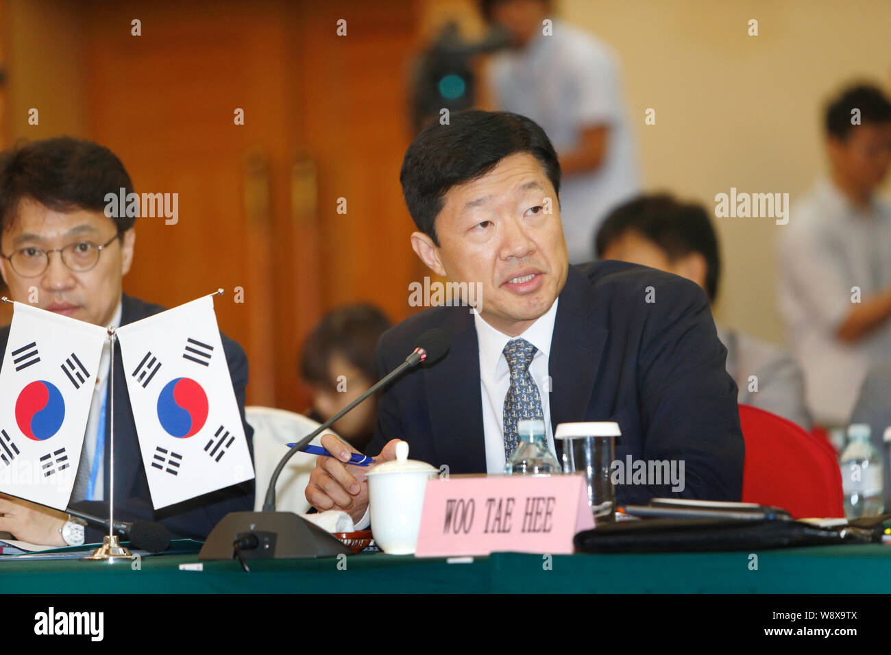 Woo Tae-Hee, derecha, asistente del Ministro de Comercio de Corea del Sur, el Ministerio de Comercio, Industria y Energía, habla en la quinta ronda de China-Japan-Corea Foto de stock