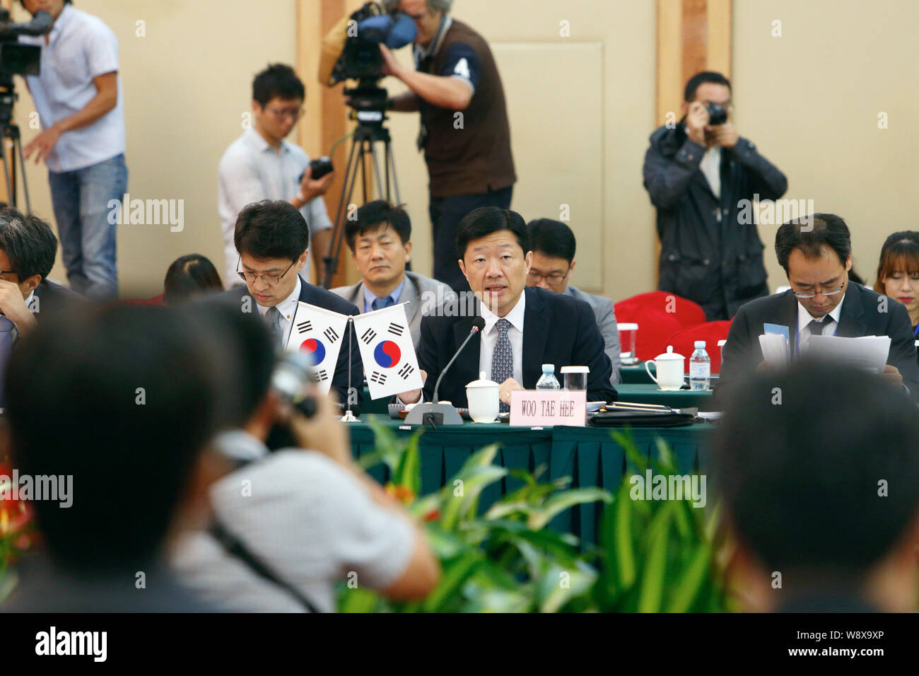 Woo Tae-Hee, centro atrás, asistente del Ministro de Comercio de Corea del Sur, el Ministerio de Comercio, Industria y Energía, habla en la quinta ronda de China-Japan Foto de stock