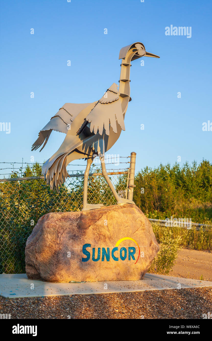Gran escultura de la grúa está en la entrada al Lago de grúa, un área de  rehabilitación creados por Suncor, uno de los grandes operadores de arenas  petrolíferas Fotografía de stock -