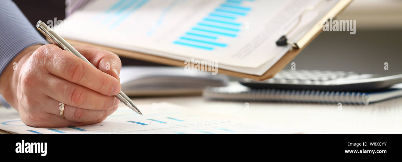 Las inversiones financieras de la burocracia de cálculo de impuestos Foto de stock