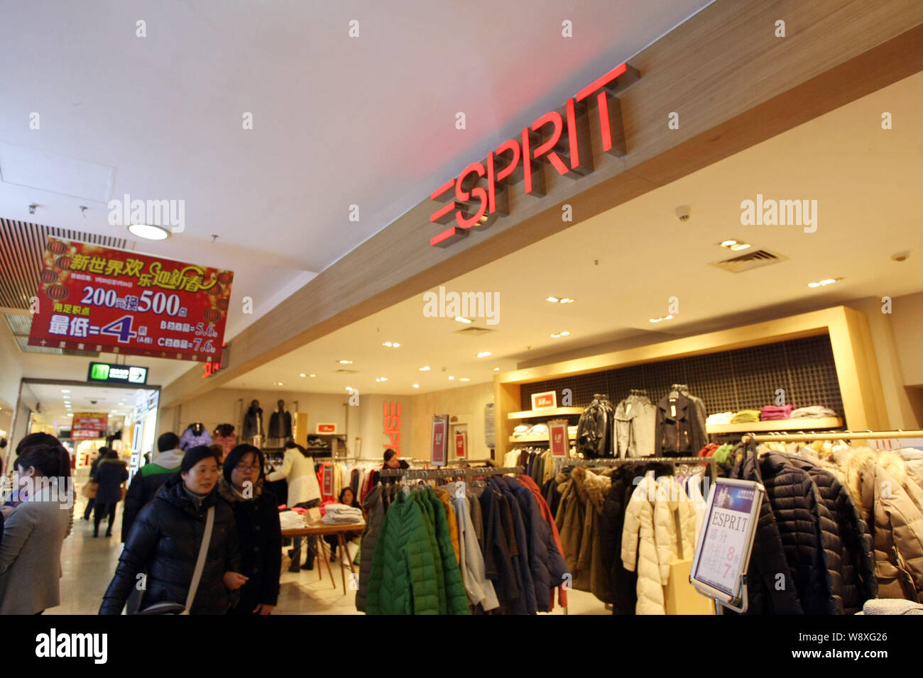 Esprit shop fotografías e imágenes de alta Alamy