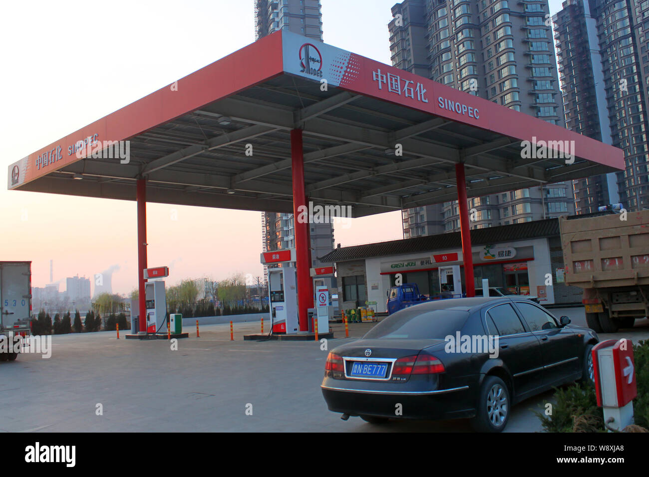 Cola de vehículos que se reposte en una gasolinera de Sinopec en la ciudad de Dezhou, provincia de Shandong, China oriental, el 20 de marzo de 2014. China Petroleum y Chemi Foto de stock