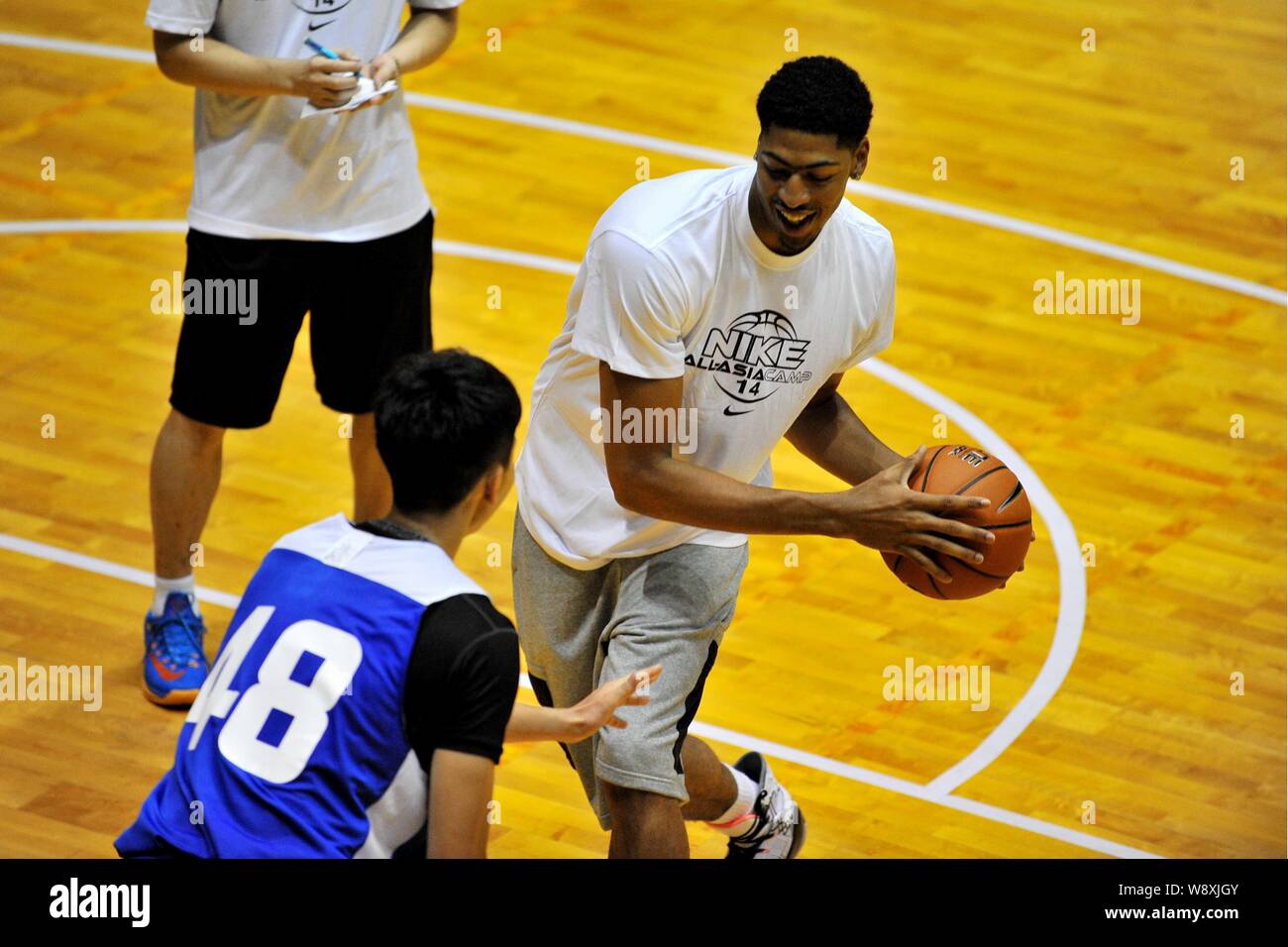 Un cursillista desafíos jugador de baloncesto estadounidense Anthony Davis,  derecha, durante una sesión de entrenamiento de Nike Basketball All-Asia  2014 Campamento en Guangzhou Fotografía de stock - Alamy