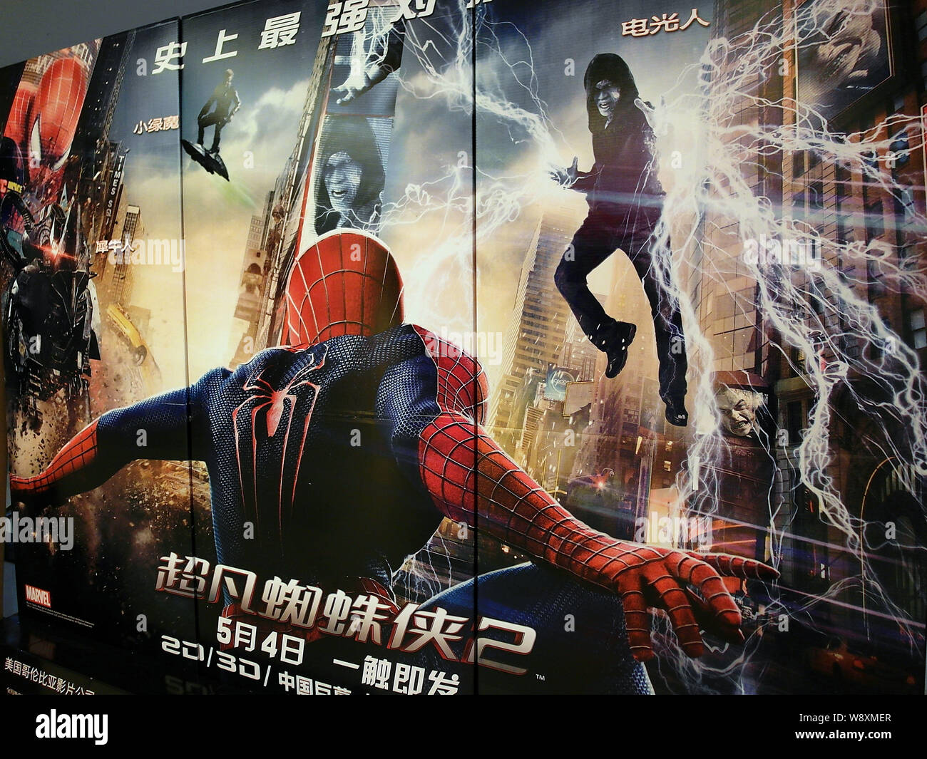 FILE--un póster de la película, Amazing Spider-Man 2, está retratado en un  cine en la ciudad de Yichang, provincia de Hubei Chinas central, 1 de mayo  de 2014. La ama Fotografía de