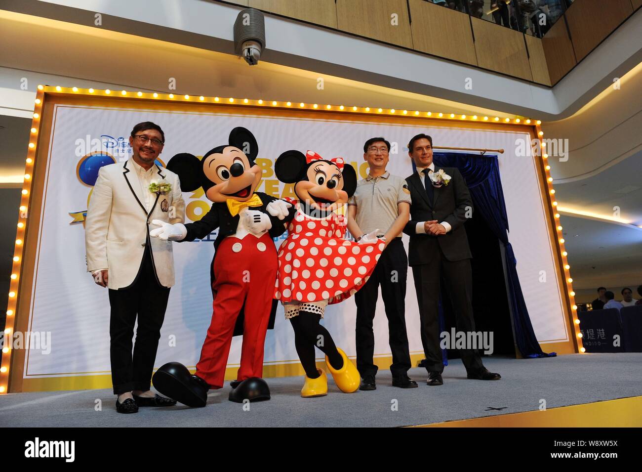 Los huéspedes de posar para fotos con los empleados vestida con figuras de  Disney Mickey Mouse y Minnie Mouse disfraces durante el 90º aniversario de Walt  Disney Exhi Fotografía de stock -