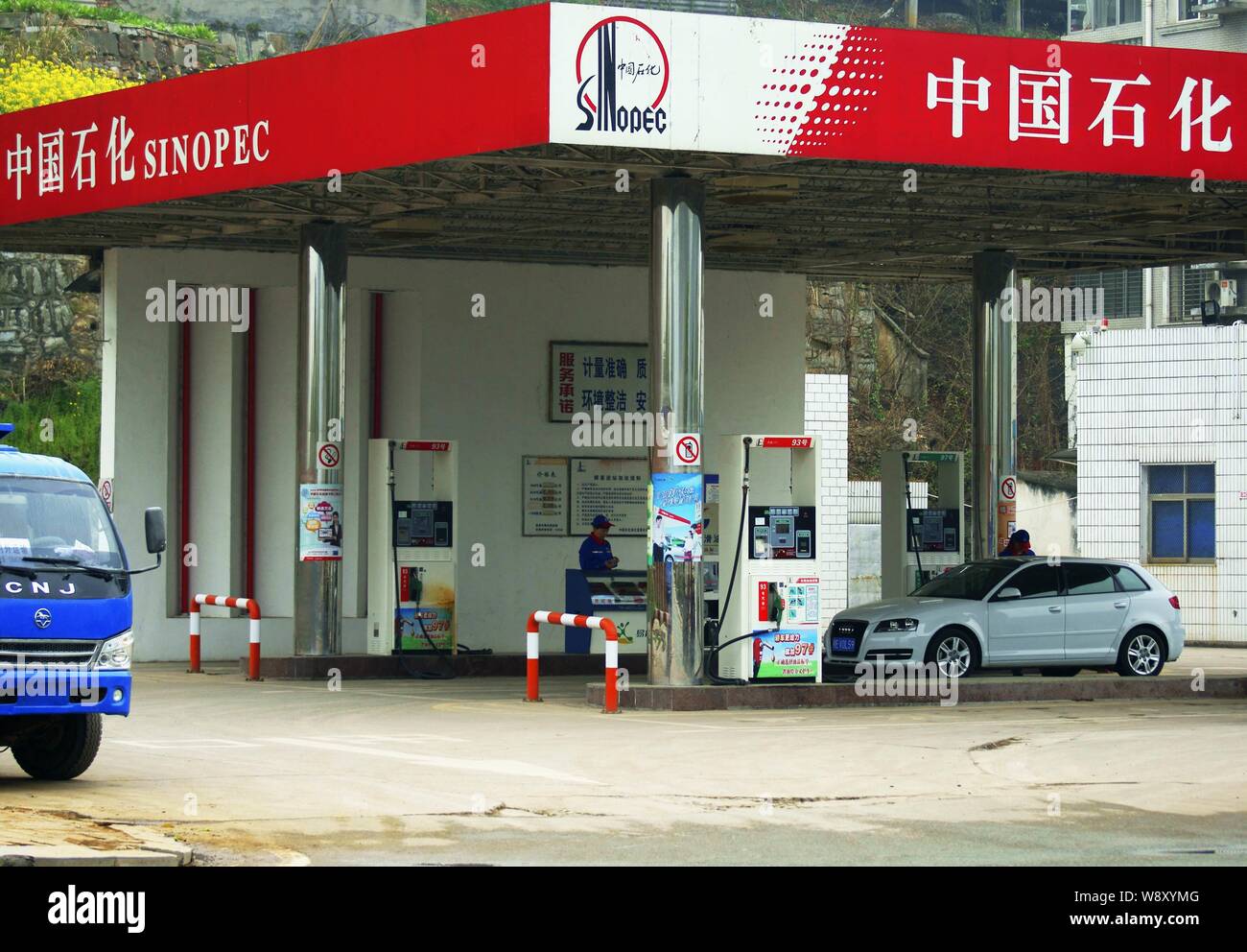 --FILE--un coche se reposte en una gasolinera de Sinopec en la ciudad de Yichang, provincia de Hubei Chinas central, el 24 de marzo de 2014. China Petroleum y Chemi Foto de stock