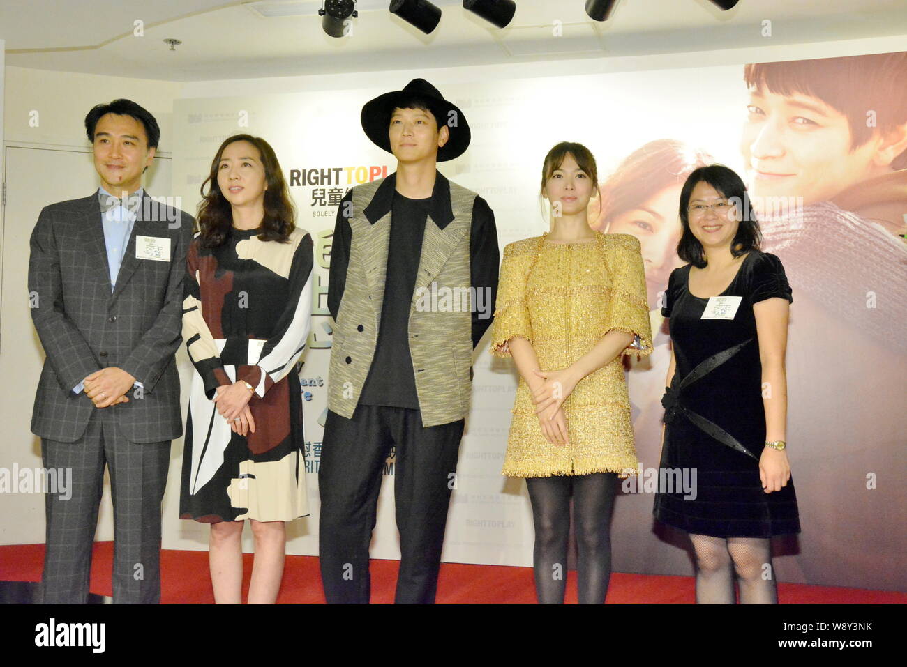 Corea del Sur la actriz Song Hye-kyo, la segunda a la derecha, y el actor  Kang Dong-won, centro, plantean en un evento para el estreno de su nueva  película 'Mi vida brillante'