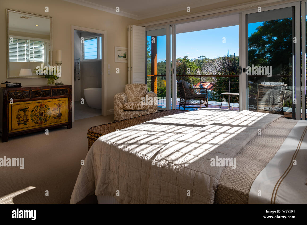 Sydney Australia El 1 De Agosto De 2019 Master De Lujo Habitacion Con Bano Privado Balcon Y Vista Del Distrito Real Estate Fotografia De Stock Alamy