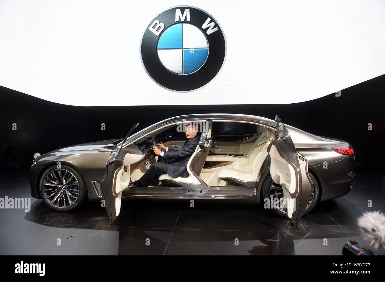 Un BMW visión futuro concepto de lujo es visto en la pantalla durante la 13ª Exposición automotriz internacional de Beijing, también conocido como Auto China 2014, en B Foto de stock