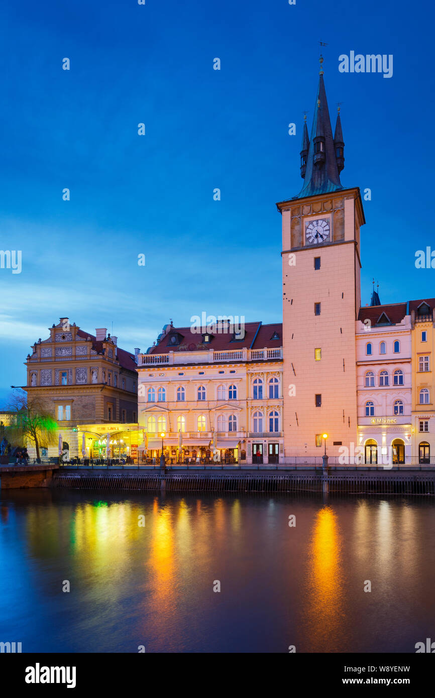 Praga, República Checa - Marzo 13, 2019: vista de noche de la ciudad vieja torre del agua y el río Vltava. Foto de stock