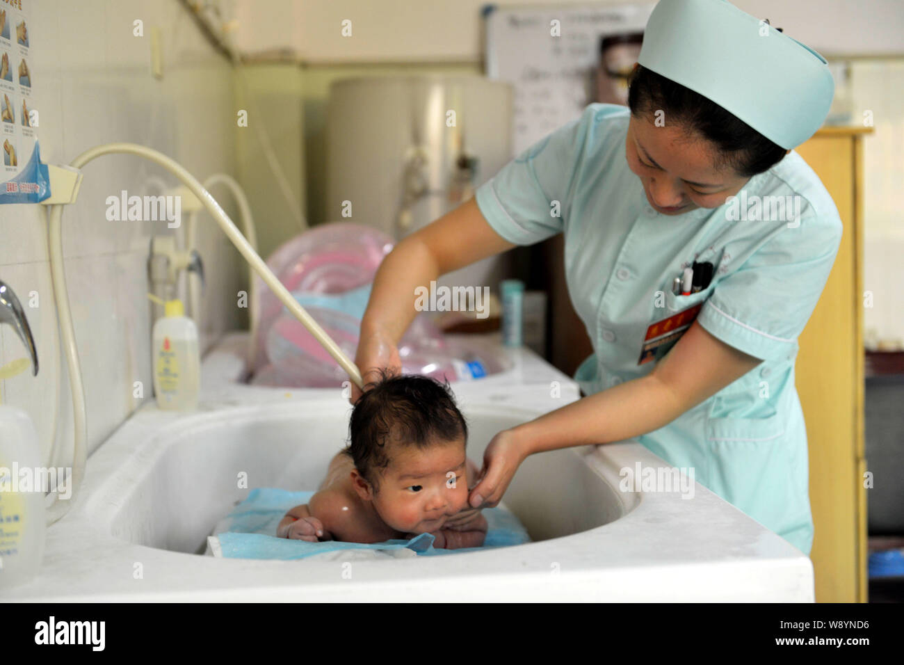 FILE -- Una enfermera Baños Chinos un bebé recién nacido en un hospital de  condado Zouping,