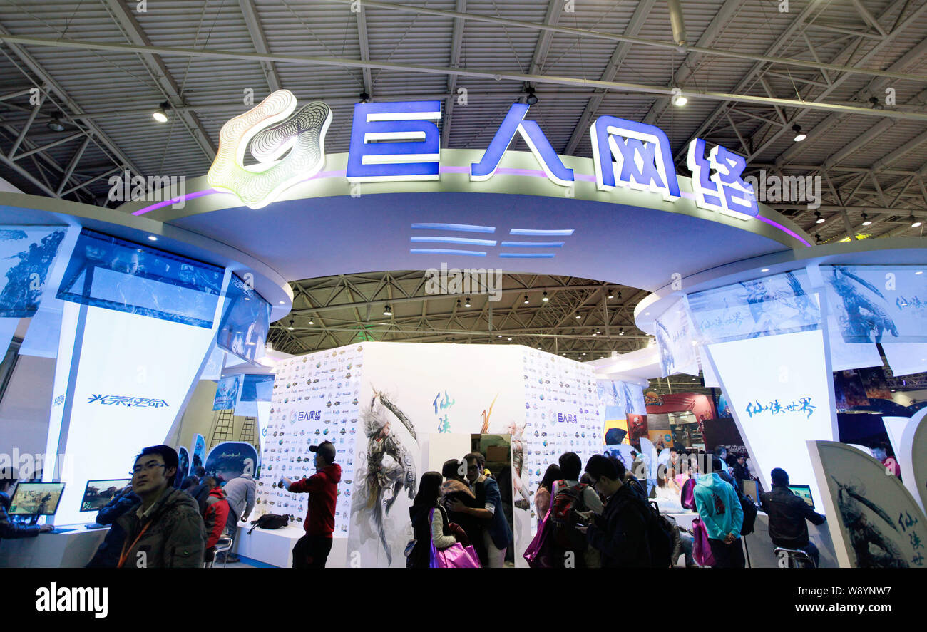 --FILE--visitantes son vistos en el stand de Giant Interactive Group durante la 10ª Internacional China Cultura de Internet Expo en Beijing, China, 14 de Dece Foto de stock