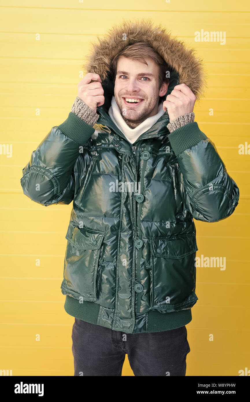 Eliminación de puntos fríos. Apuesto hombre vestido con piel falsa  cubierta. Moda casual abrigo para el frío del invierno. Moda Hombre en  clima frío estilo. Modelo de moda disfrutar de calidez y