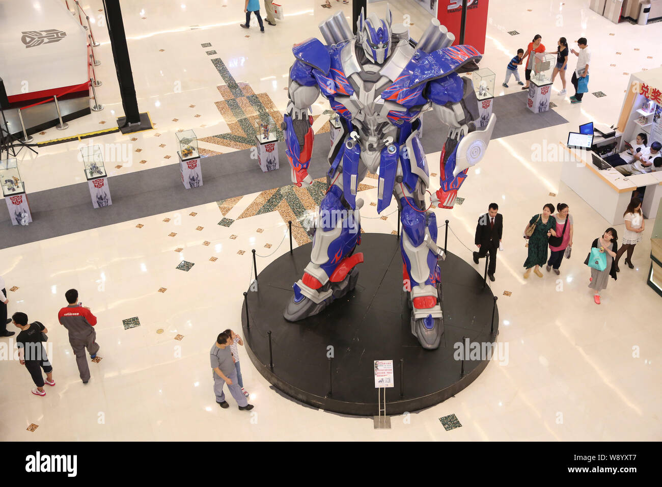 Los visitantes ver un modelo gigante de Optimus Prime de película de  Hollywood, Transformers: La edad de la extinción, durante una campaña de  promoción de los transformadores Fotografía de stock - Alamy