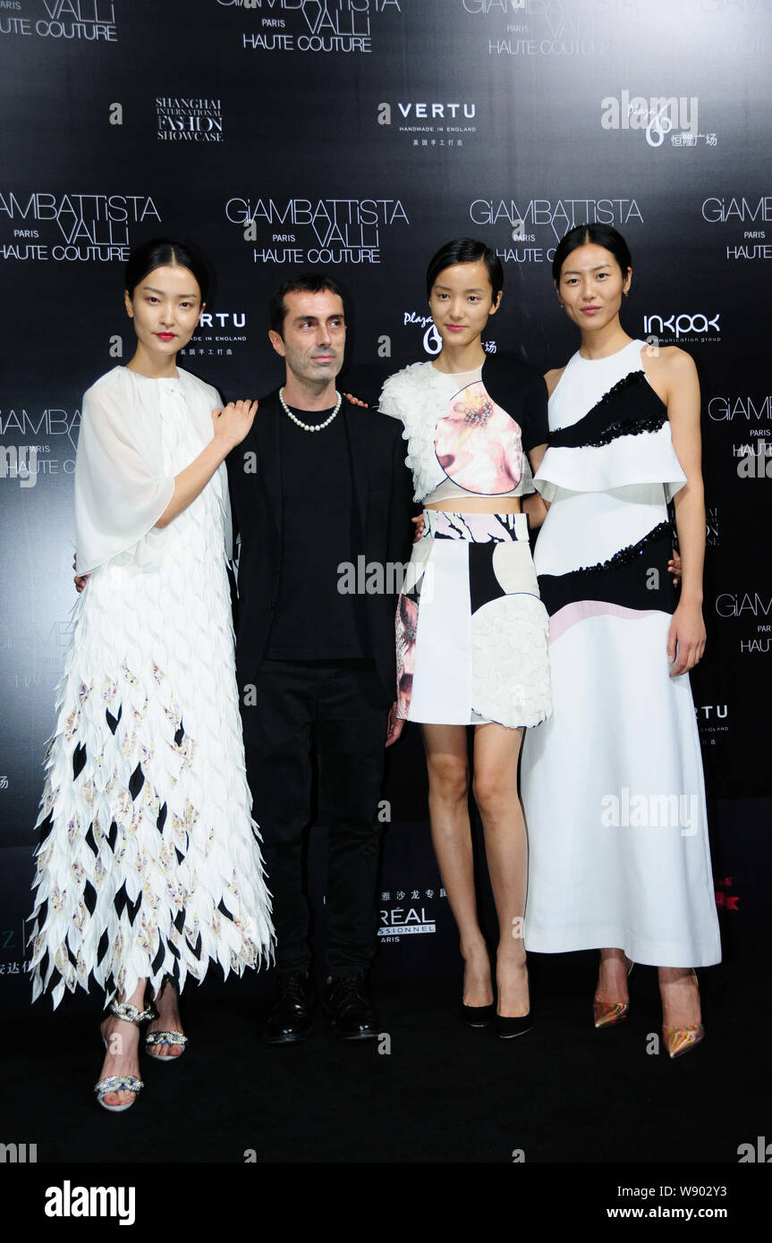 (Desde la izquierda) modelo chino Du Juan, diseñador de moda italiana Giambattista Valli, modelos chinos Pei Bei y Liu Wen plantear ante el Giambattista Valli Foto de stock