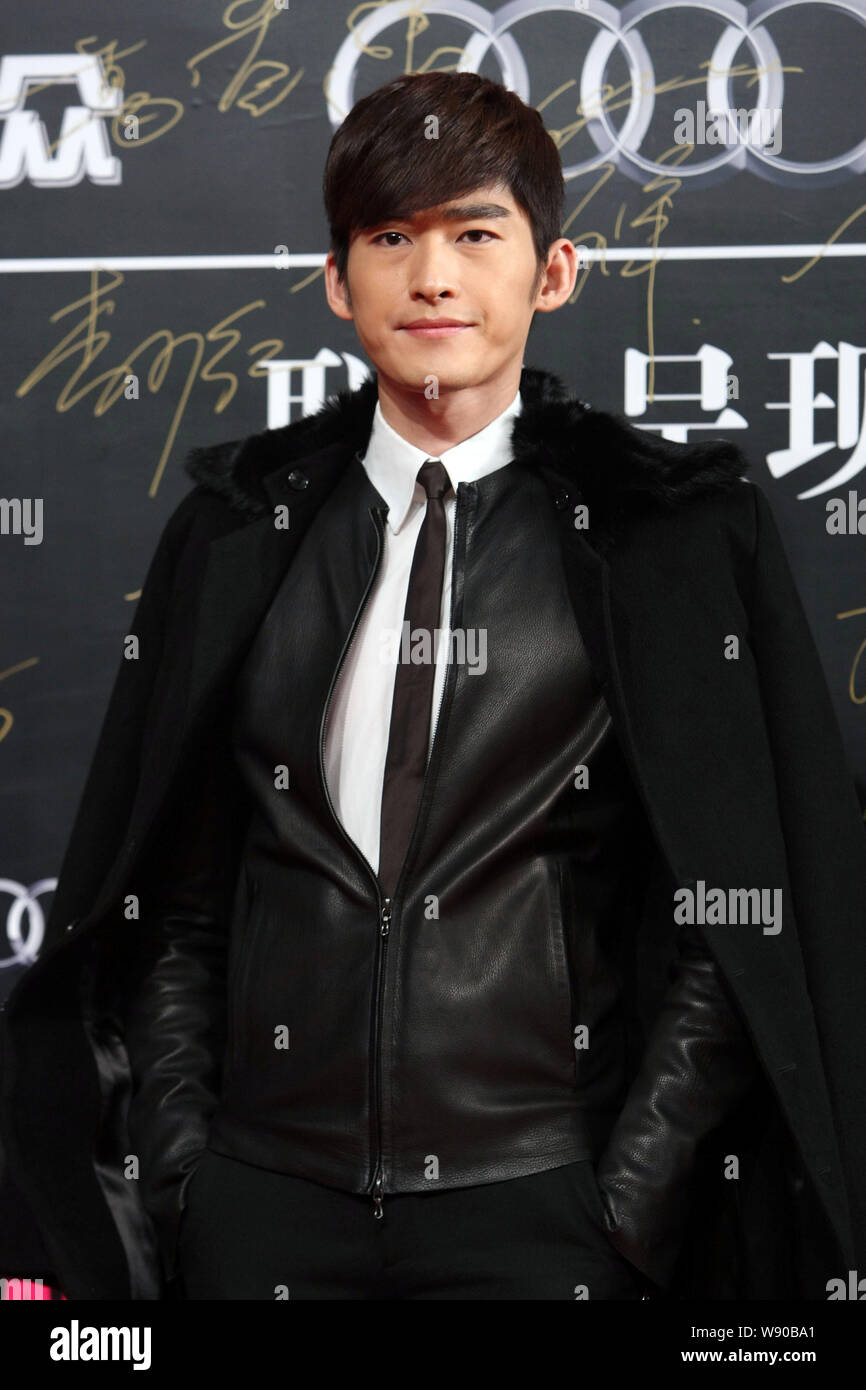 Actor y cantante chino Zhang Han plantea sobre la alfombra Zhang Han Fotos e Imágenes de stock Alamy