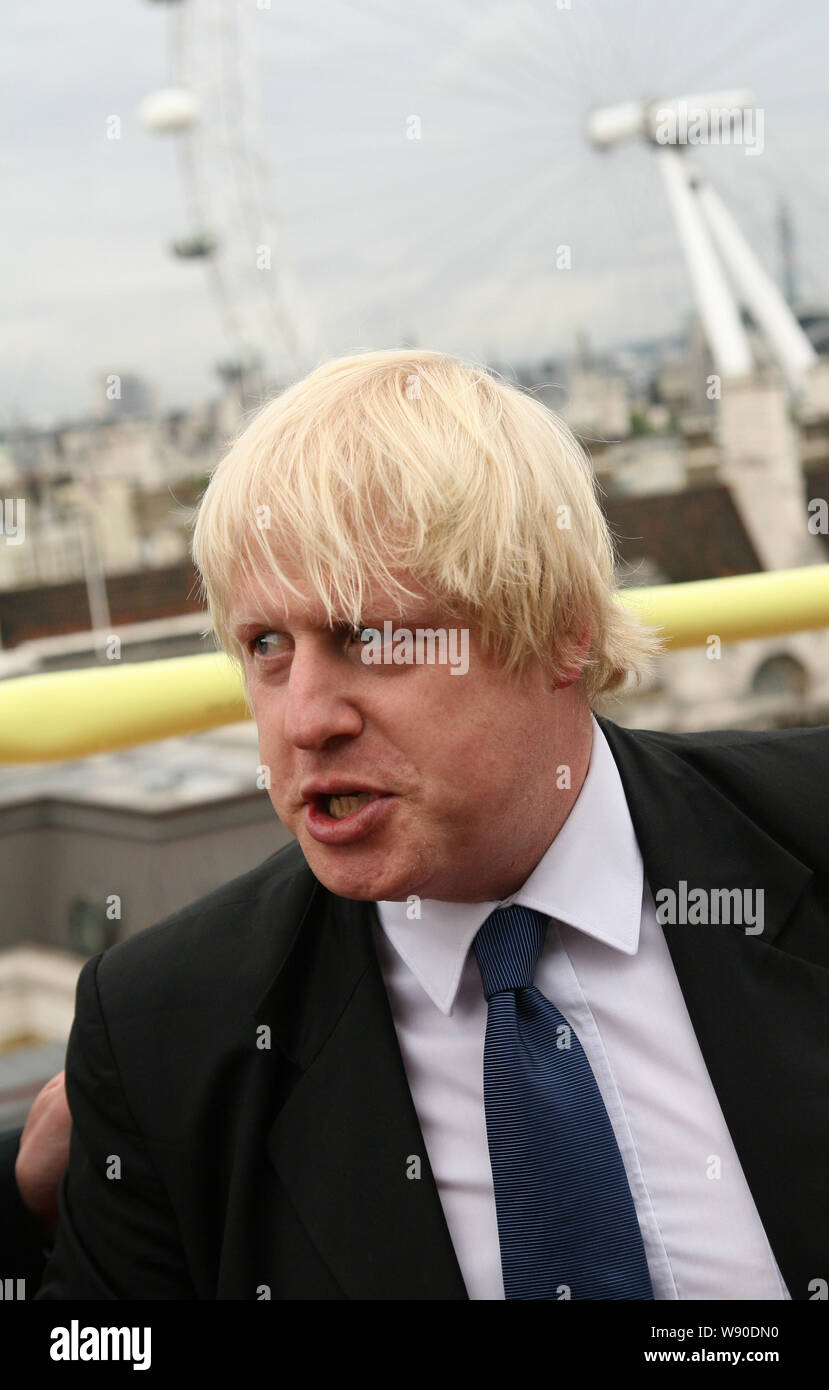 El alcalde Boris Johnson en el tejado en el centro de Londres, con vistas al Támesis 2009 Foto de stock