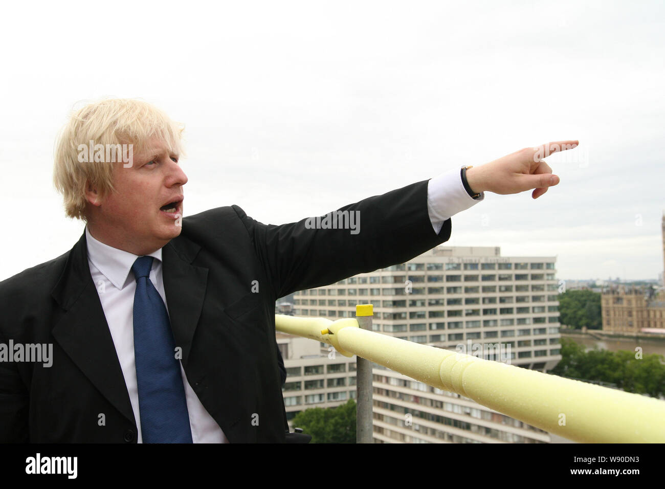 Boris Johnson en una azotea en el centro de Londres con vistas al Támesis Foto de stock
