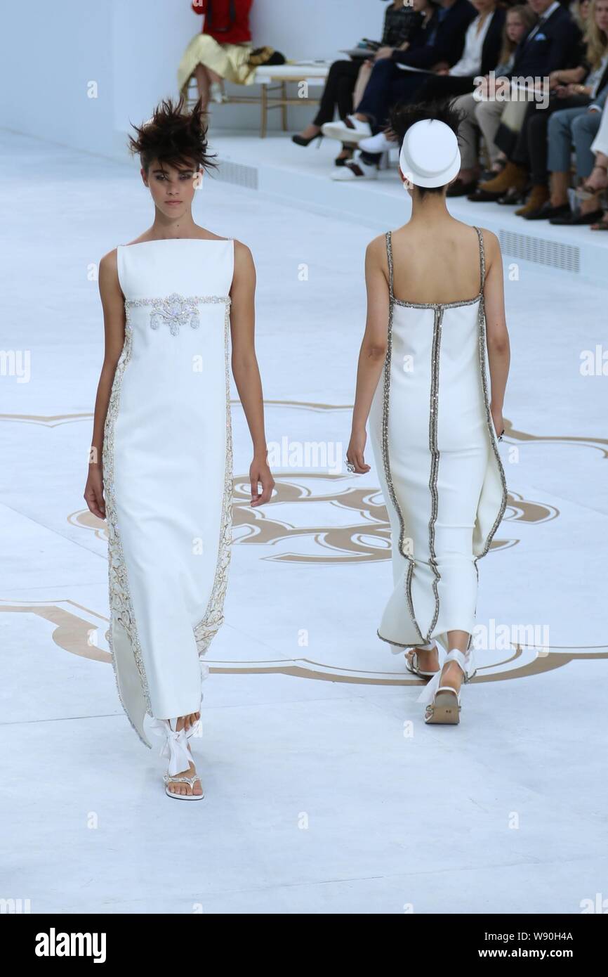 Modelos muestran las nuevas creaciones por Chanel en su colección  otoño-invierno 2014 moda Haute Couture show en París, Francia, el 8 de  julio de 2014 Fotografía de stock - Alamy