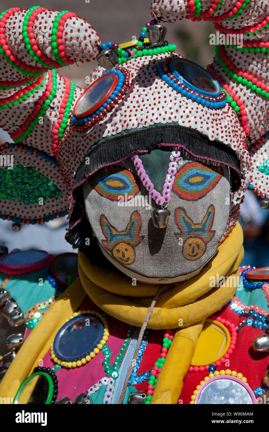 Juerguista en traje y la máscara en el carnaval de Humahuaca, provincia de  Jujuy, en la región de los Andes de la Argentina, Sudamérica Fotografía de  stock - Alamy