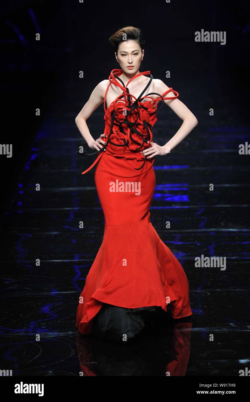 Modelo chino Dai Xiaoyi muestra una nueva creación en el Asahi Kasei China diseñador de moda Creative Awards -- Gioia Pan obras muestran durante la China Fa Foto de stock