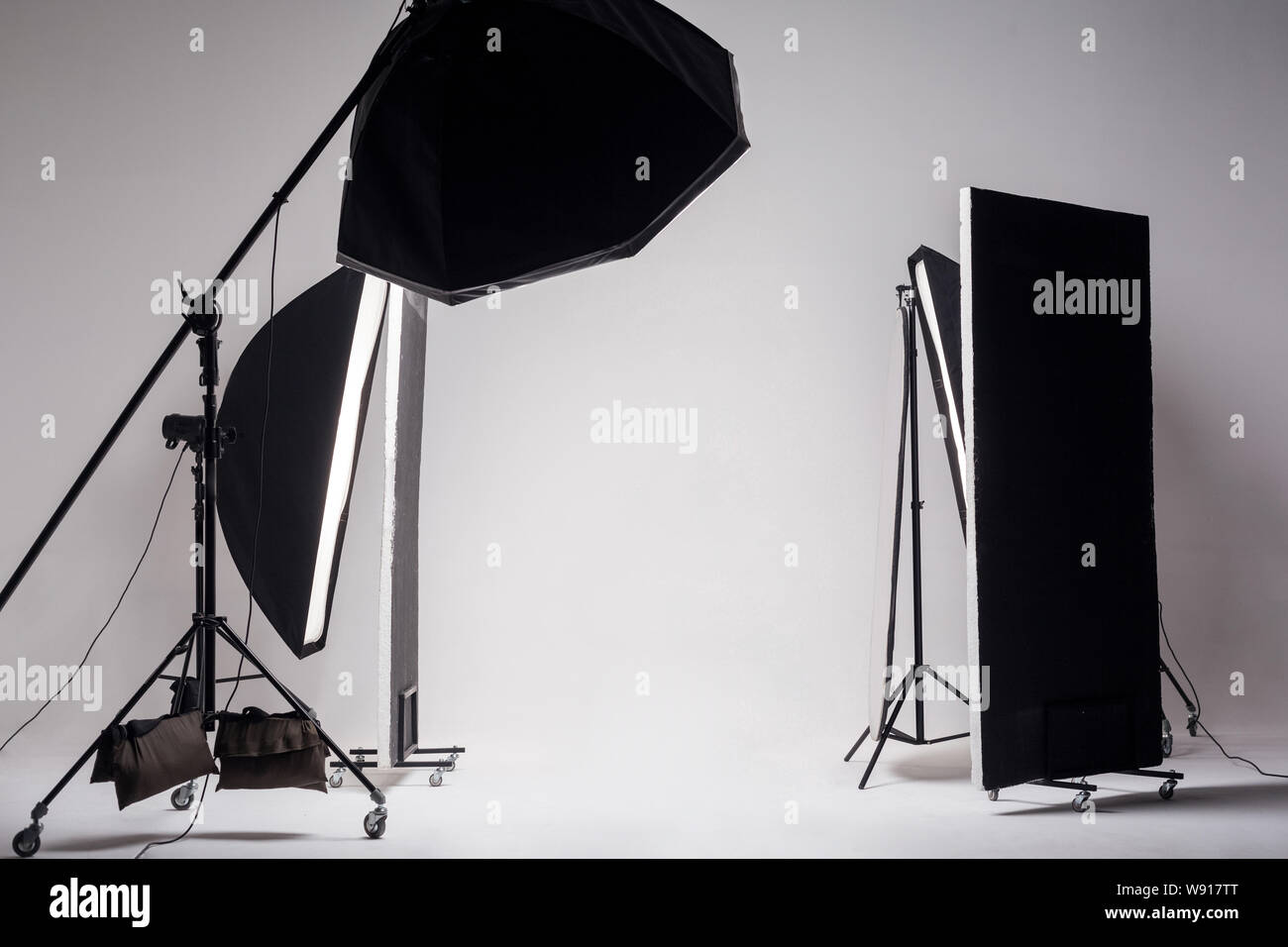 Set de estudio fotográfico profesional con luces y fondo