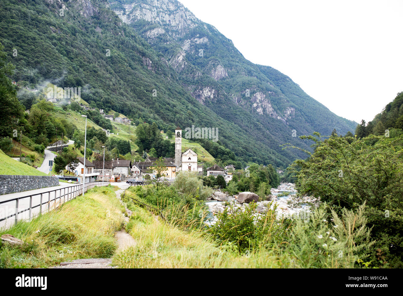 El Valle de Verzasca y río, mirando hacia la ciudad de Lavertezzo y su iglesia de Santa Maria degli Angeli, en la región de Ticino de Suiza. Foto de stock