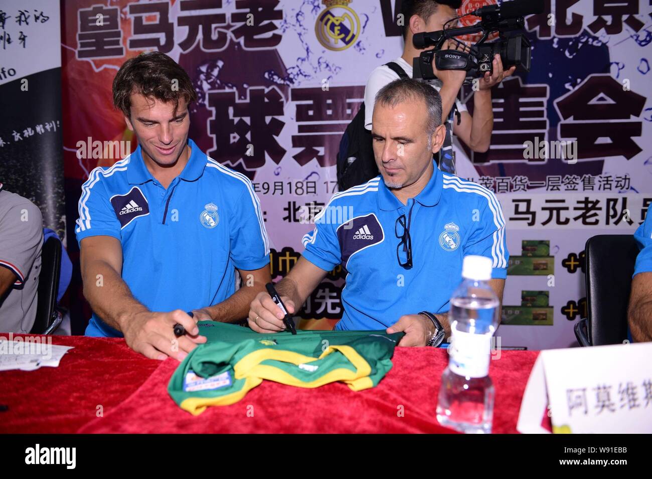 Estrella del fútbol español Francisco Pavon del Real Madrid Leyendas, autógrafos para abanico chino durante un billete para el próximo evento de frien Fotografía de stock - Alamy