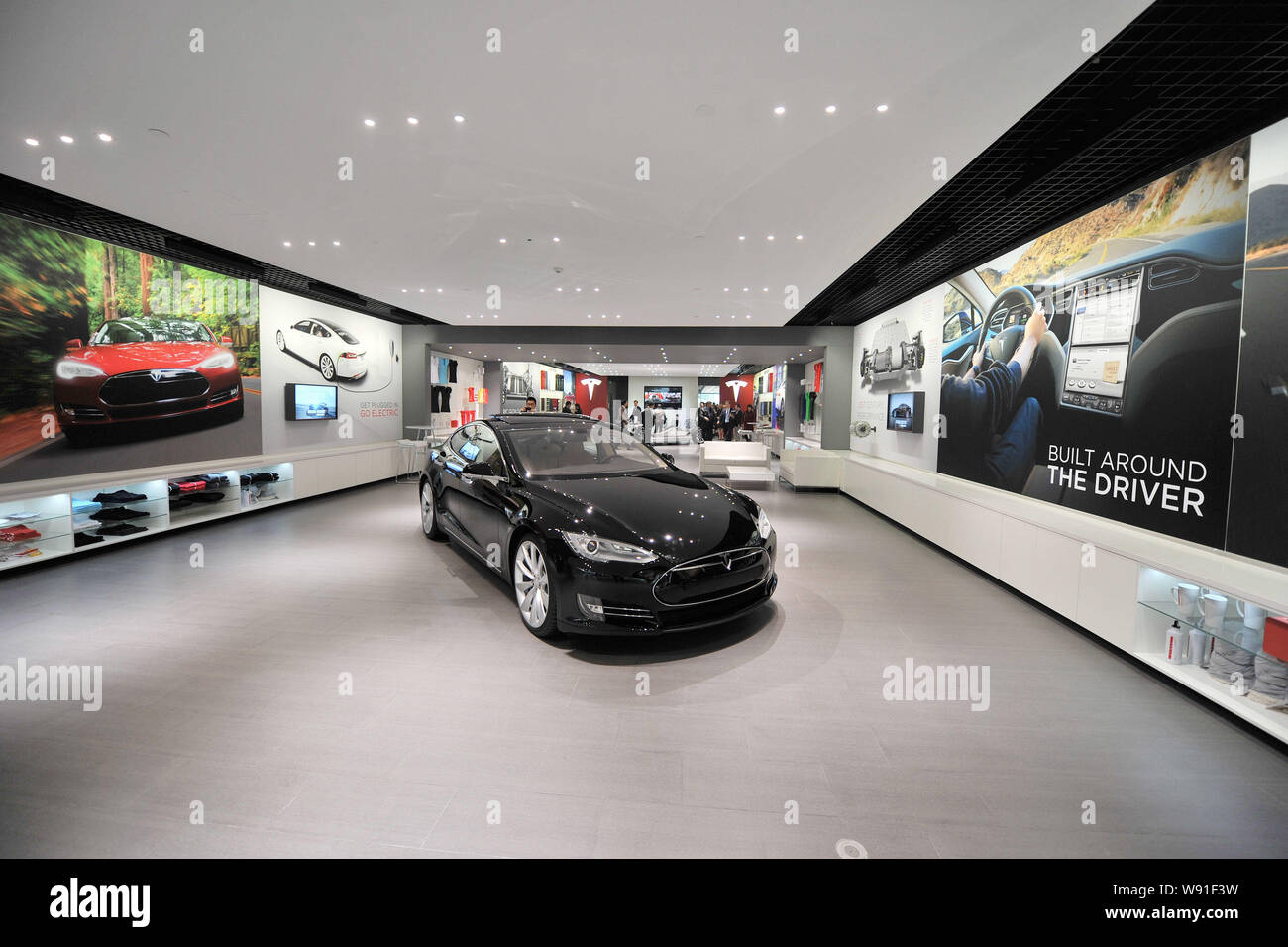 Un modelo negro S coche eléctrico se muestra en la tienda Tesla en Beijing, China, 5 de noviembre de 2013. Nosotros fabricante de automóviles eléctricos Tesla Motors abrió su primera Foto de stock