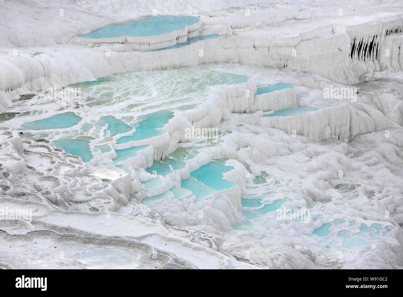 Travertino natural piscinas y terrazas en Pamukkale, Turquía. Foto de stock