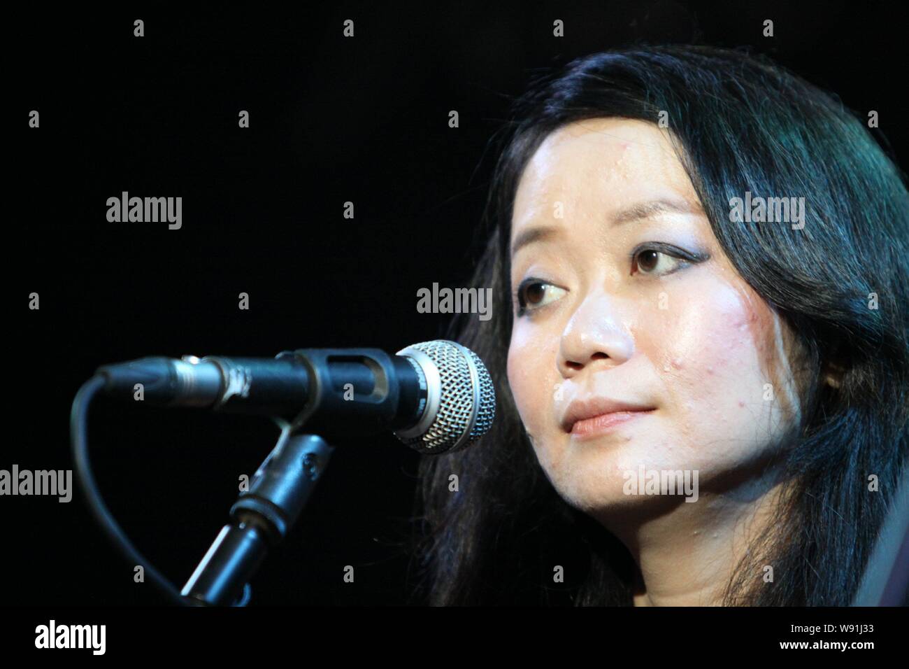--Archivo-cantante chino Wu Hongfei, quien dijo que ella quería online para bombardear las oficinas gubernamentales, realiza durante un encuentro de fans evento en Wuhan, central de C Foto de stock