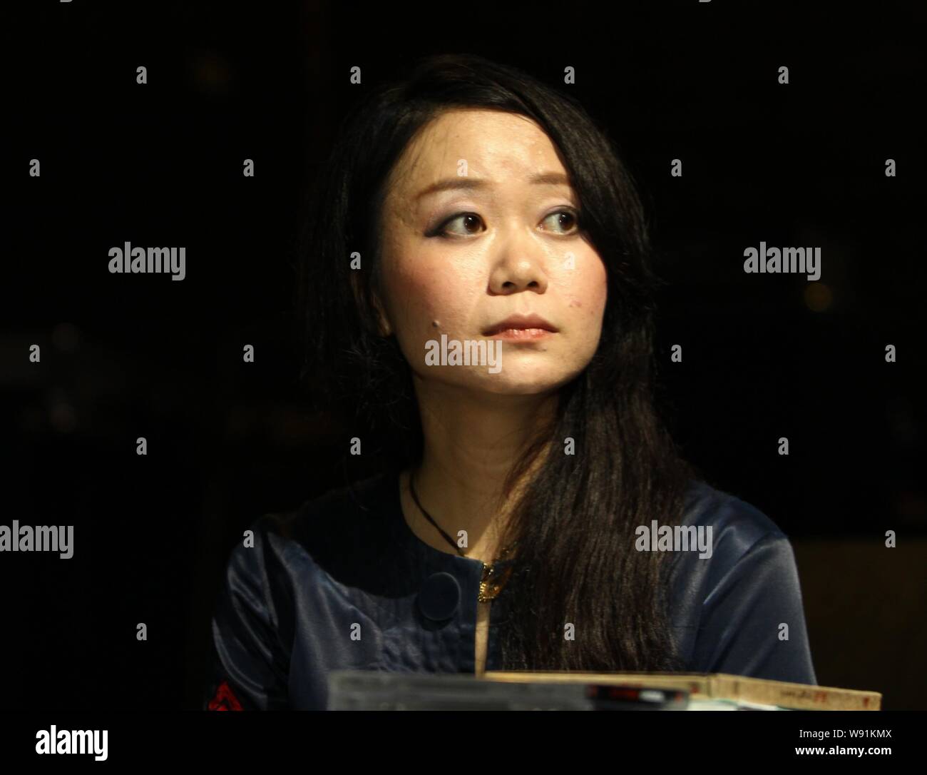 --Archivo-cantante chino Wu Hongfei, quien dijo que ella quería online para bombardear las oficinas de gobierno, se muestra durante un encuentro de fans evento en Wuhan, centra. Foto de stock