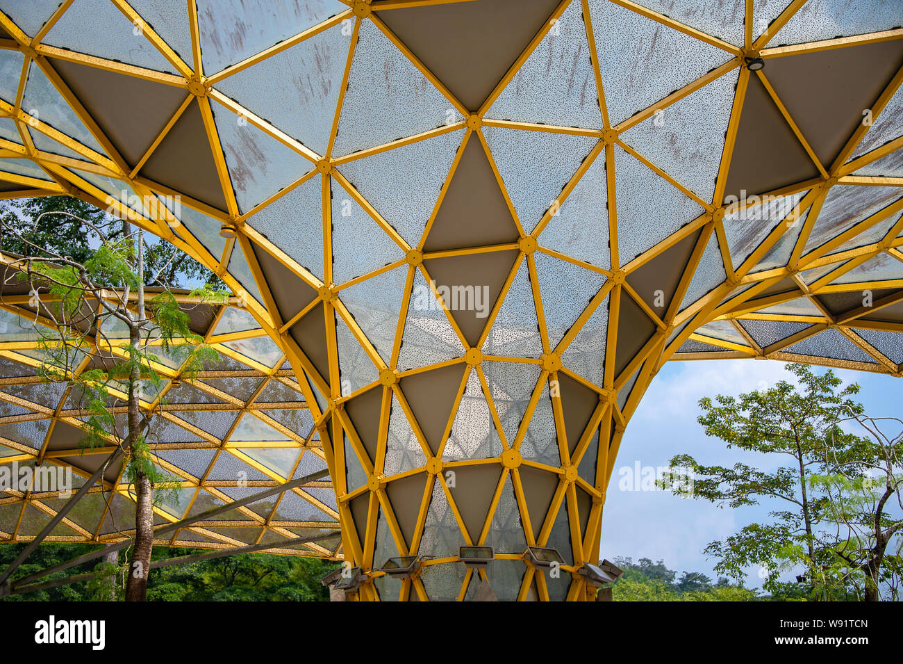 El Canopy Perdana, una estructura única de moderno diseño geométrico. se funde con la naturaleza en el Perdana Botanic Gardens en Kuala Lumpur, Malasia Foto de stock