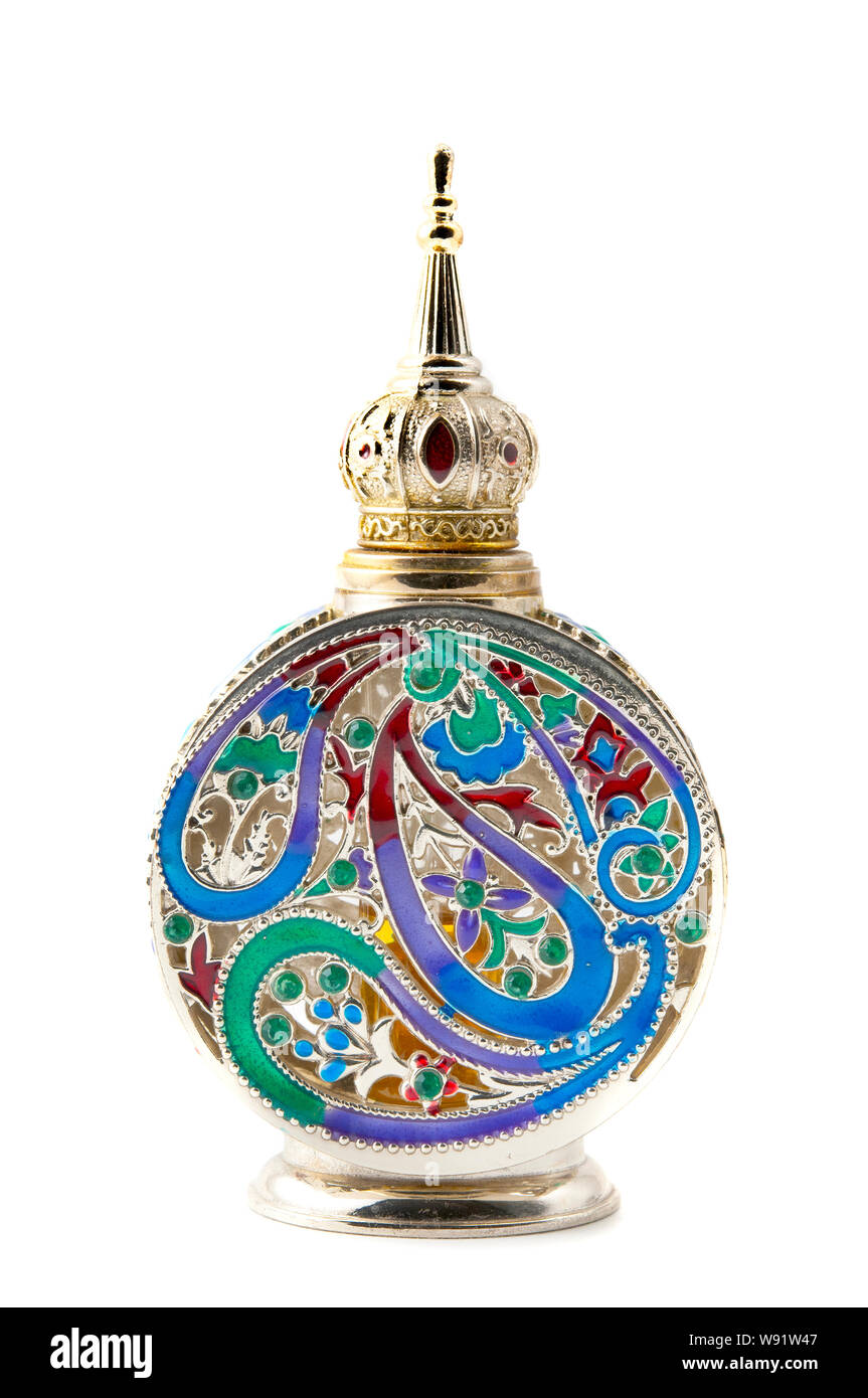 Frasco de perfume árabe sobre un fondo blanco. Foto de stock